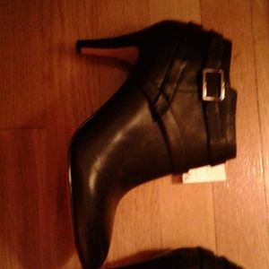 Nwt Vince Camuto leather ankle boots